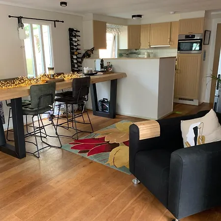 Gezellige Ruime Cottage, Prive, 2 Slaapkamers, Hond Welkom! Camping